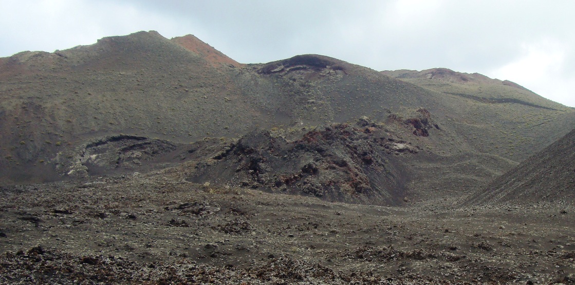 Conos de piroclastos y hornitos en Timanfaya