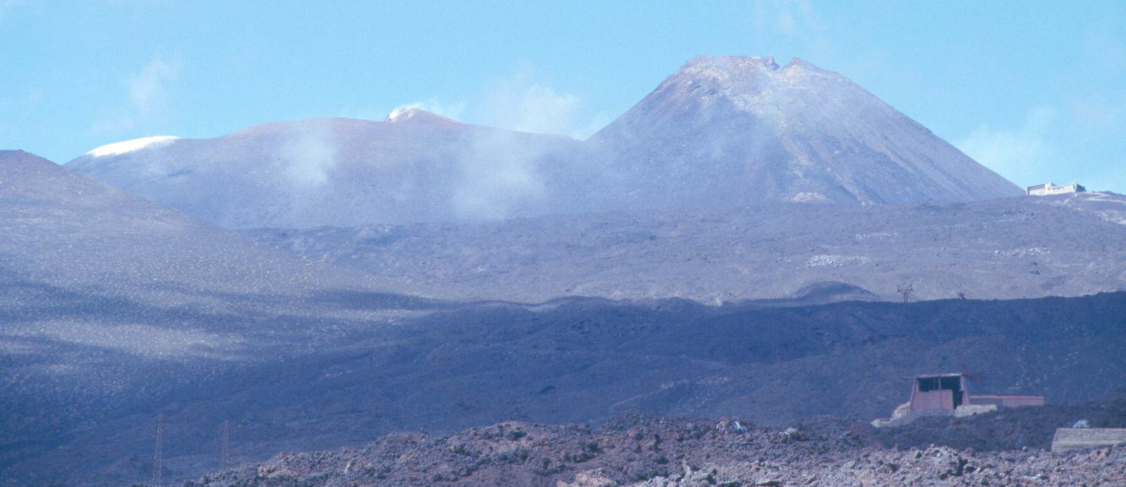 La Bocca Nuova, abierta en 1968, y el crter del SE, en 1971 (fotografa de 2001) Se observa a la derecha el Piccolo Refugio
