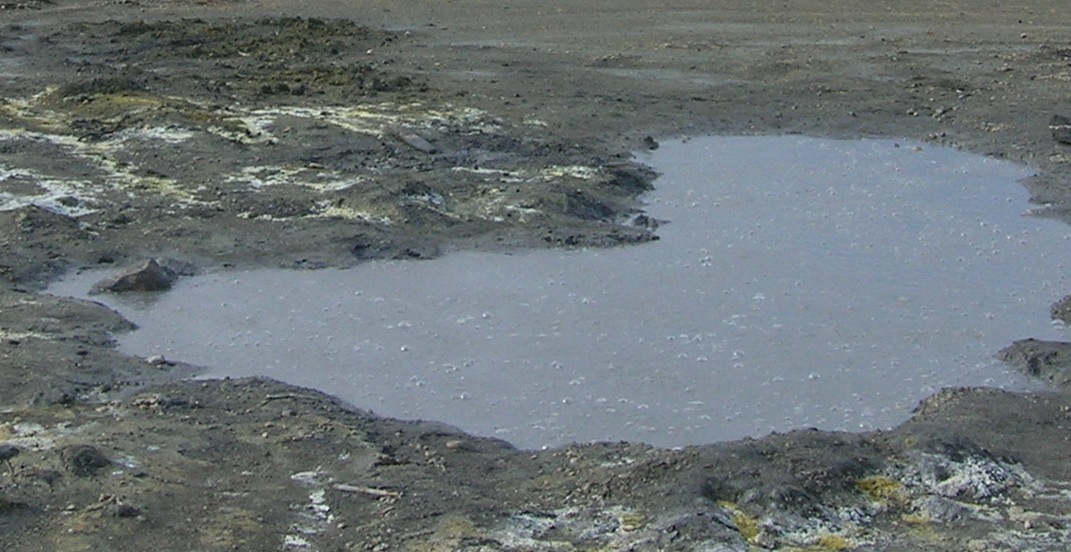 Fuente termal con emanaciones de CO2 y H2S