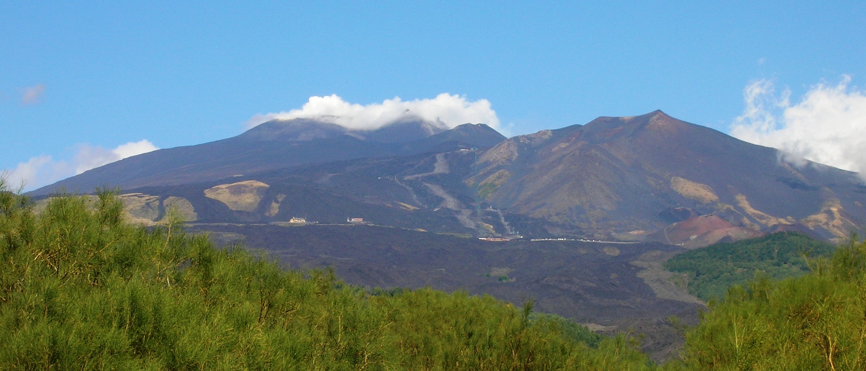 2002. En el Piano del Lago, ladera meridional, se inicia la actividad en la cota 2.700. Coladas y piroclastos modifican el paisaje.