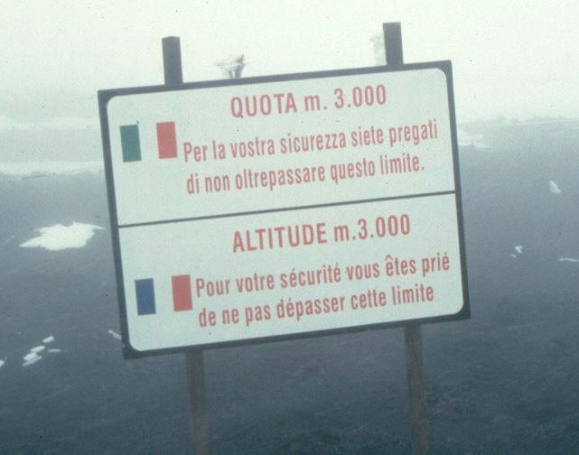 de 1995 a 2001 las erupciones son continuadas. Esto lleva a cerrar el acceso a la cima. Fotografa tomada en 1997 con una pequea erupcin estromboliana