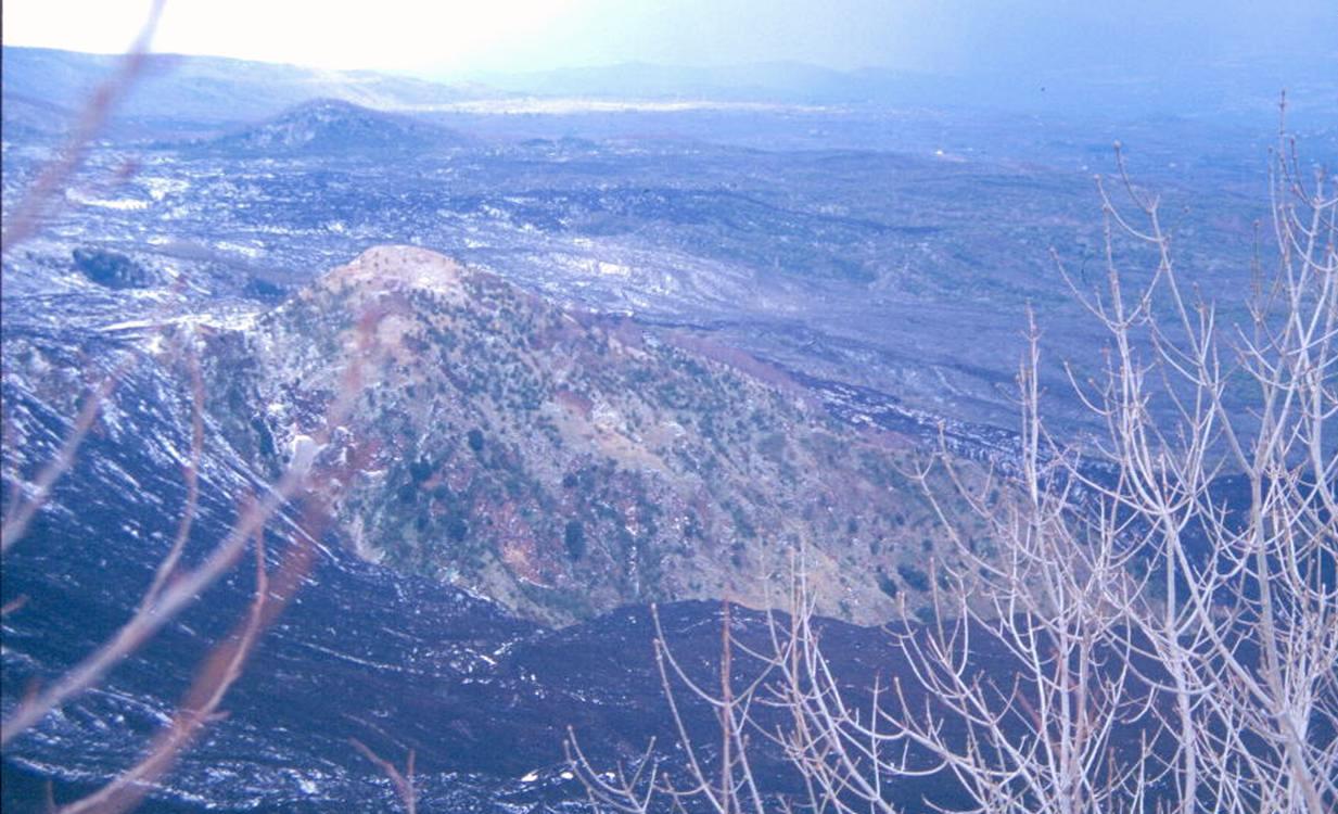 Monte Calanna rodeado de coladas recientes (1997). Volcanismo pre Etna