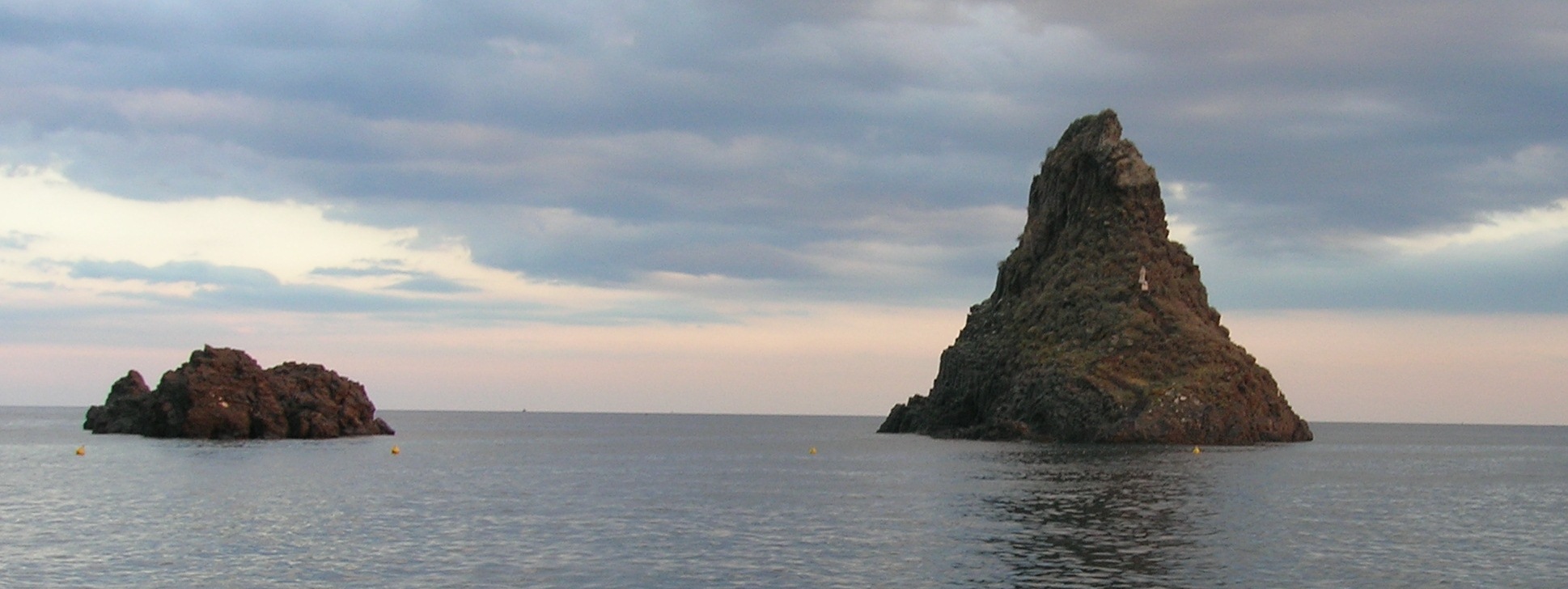 Lavas antiguas coronadas por sedimentos marinos. Ciclopi