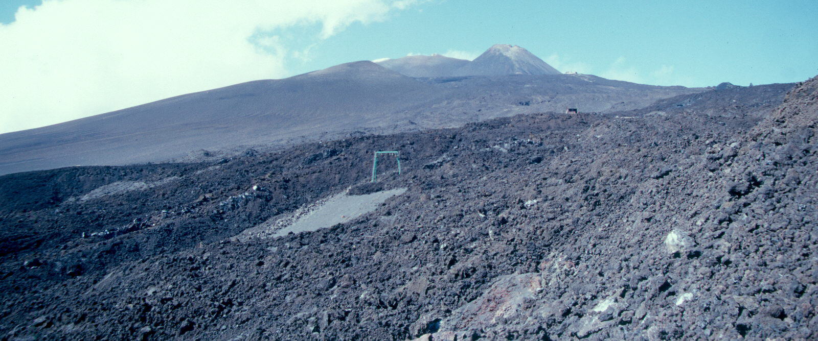 2001. Coladas en la ladera meridional. Se observa la estacin y las torres destrudas de La Funivia