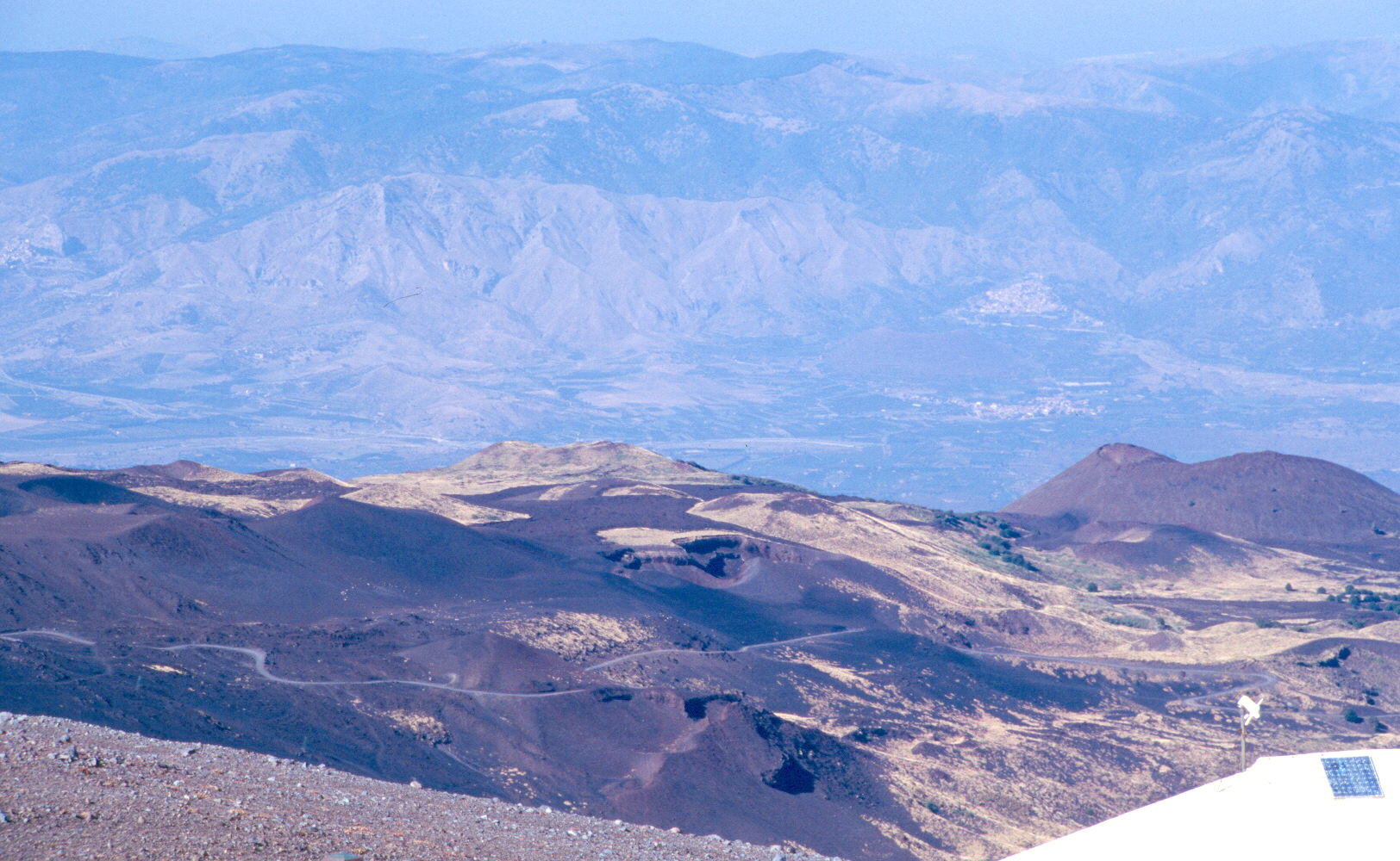 1974-78. Actividad del Etna en la ladera de La Concazza. Los piroclastos oscuros son de la erupcin 2002-03