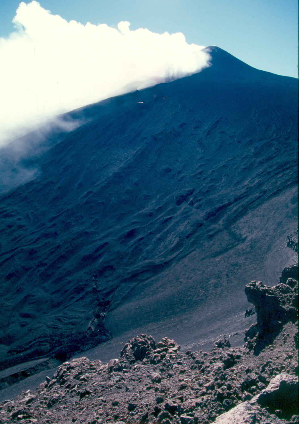 Cabecera del Valle del Leone. Coladas filiformes y fisuras eruptivas. Fotografa tomada en 2001