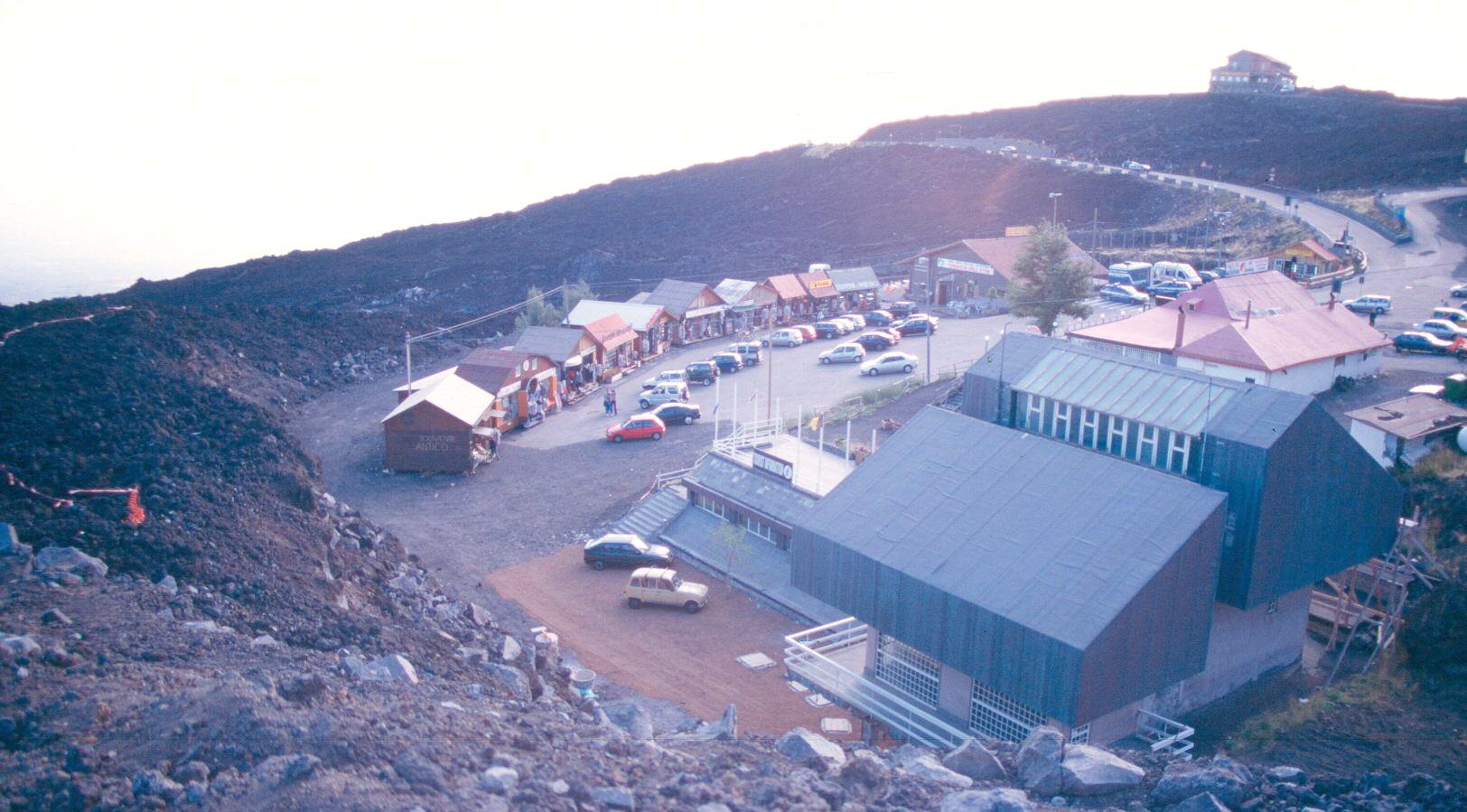 2001. rea recreativa protegida por murallas de lava