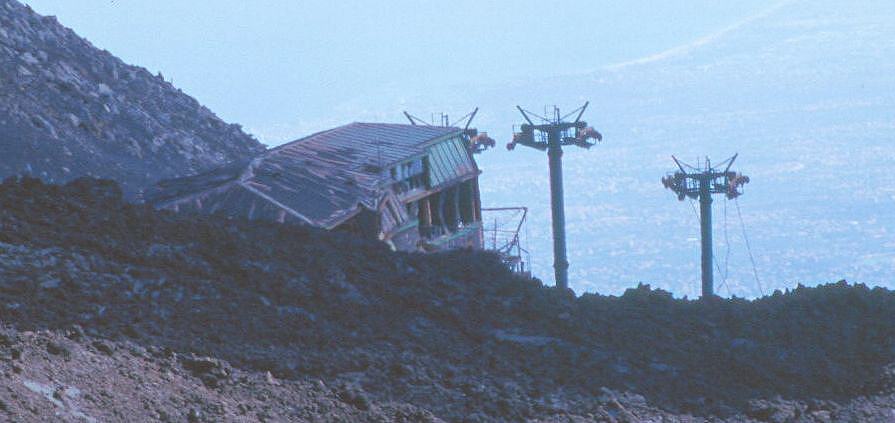 2001. Destruccin de la estacin de la Funivia del Etna. Haba sido inaugurada unas semanas antes.