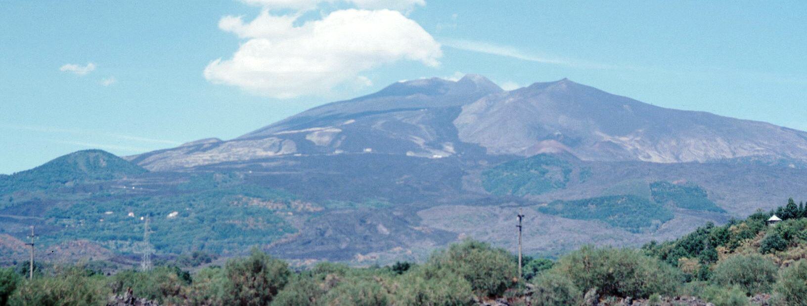 2001. Panormica de la ladera meridional con las coladas