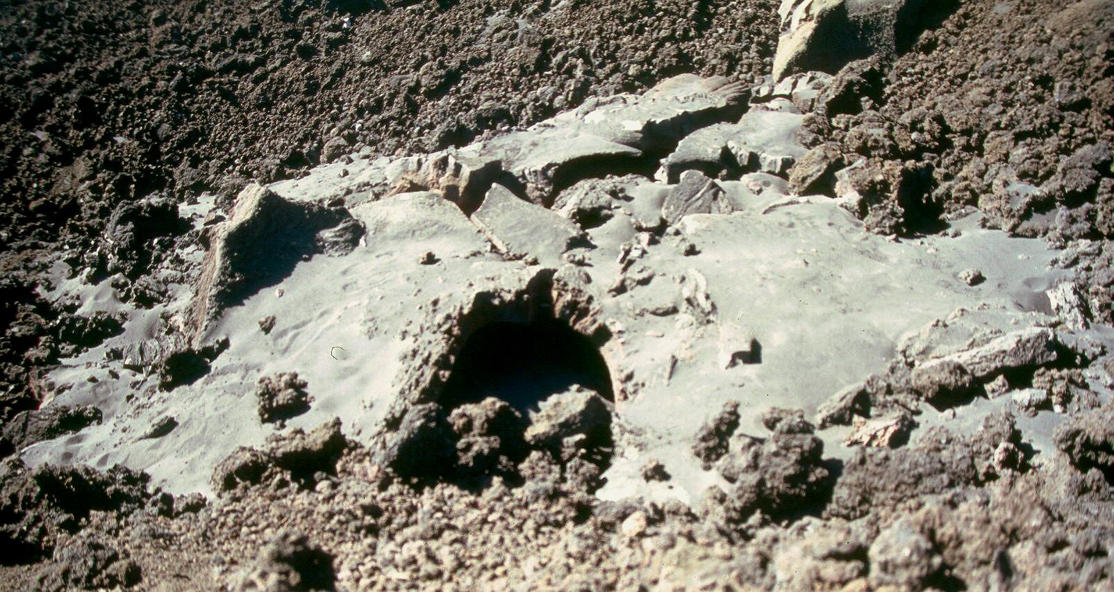Tnel. Lavas fluidas bajo superficies escoriceas