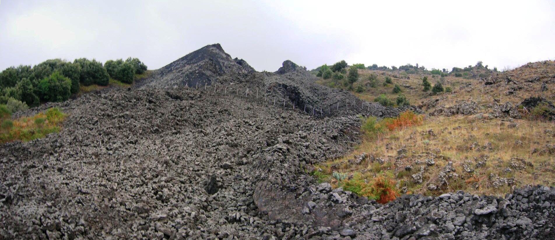 Conelete de escorias sobre la fisura eruptiva