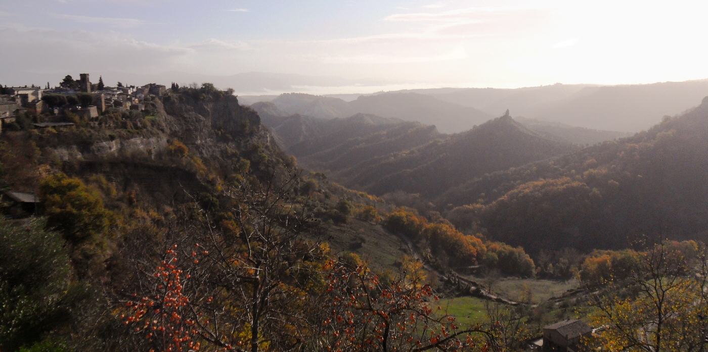 Lubriano y valle tectnico de Calanchi. Al fondo la caldera de Bolsena