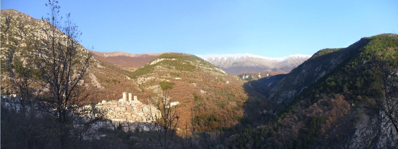 Pacentro. Al fondo el macizo de La Maiella