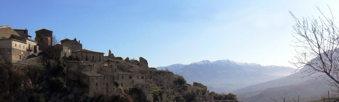 Ruinas de  Pesco Vecchio y Macizo de La Maiella