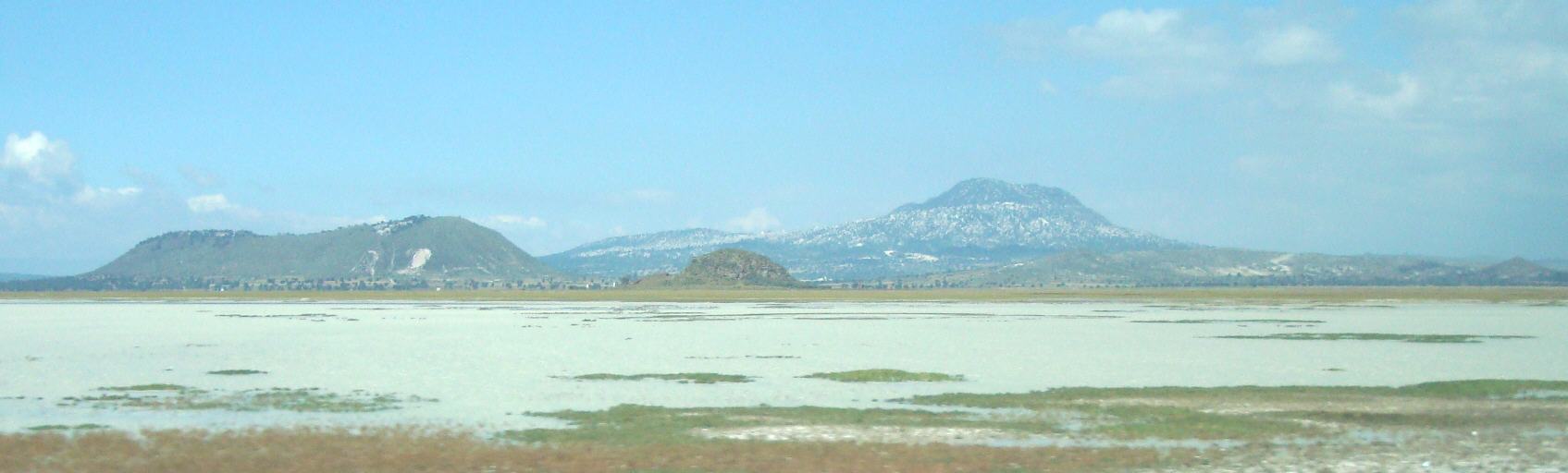 Crecida en las lagunas de Totolcingo. Al fondo Cerro Pinto