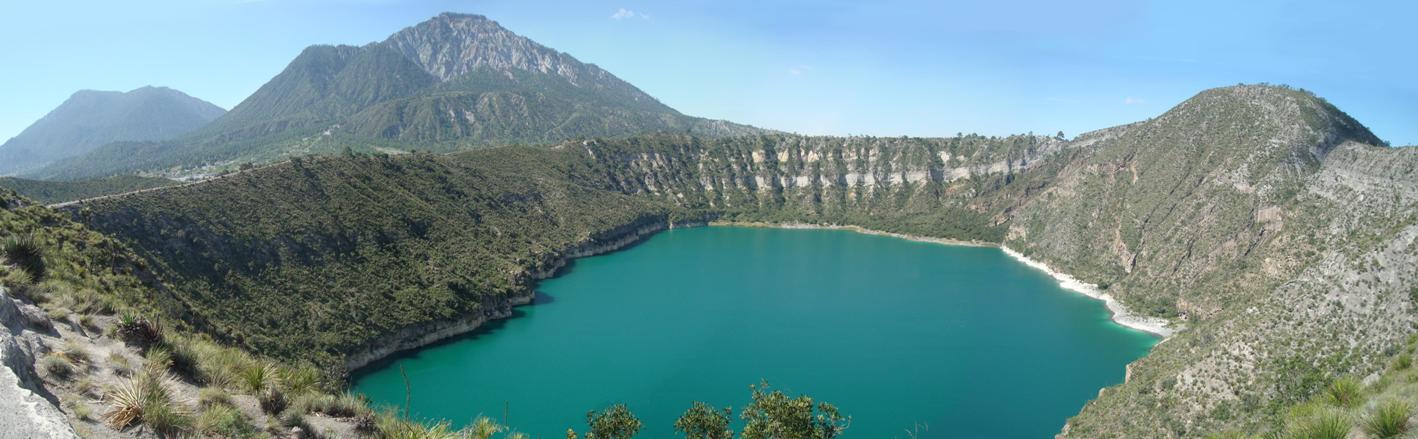Maar y laguna de Atexcac junto a Las Derrumbadas