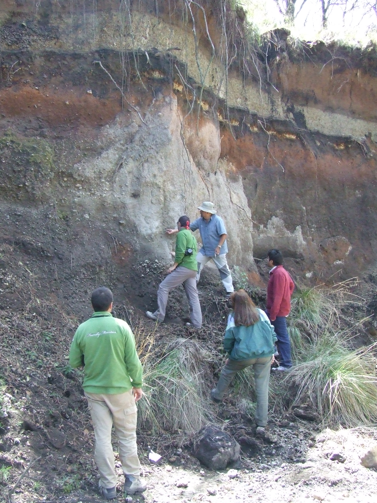 Cientficos de GEOVOL, INVOLCN y de la UNAM, trabajando en los depsitos del Popo