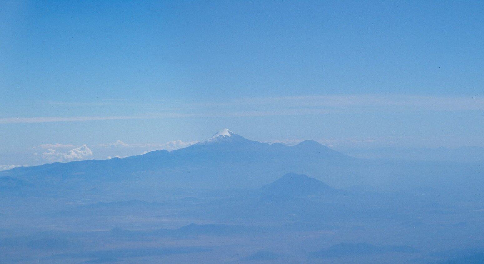 Vista area de  Oriental con el Orizaba y Sierra Negra. En el centro Las Derrumbadas