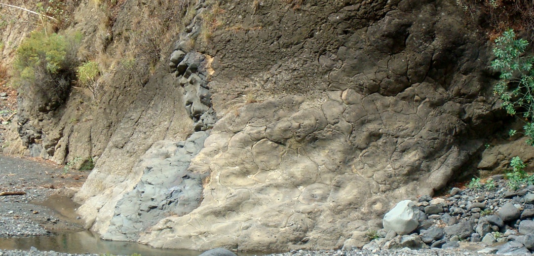 Lavas almohadilladas atravesadas por un dique