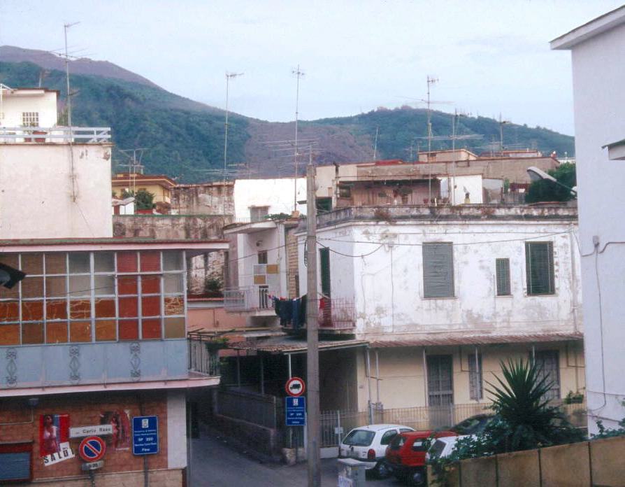 San Sebastiano. Al fondoel el Vesubio y  la colada que la destruy en 1944