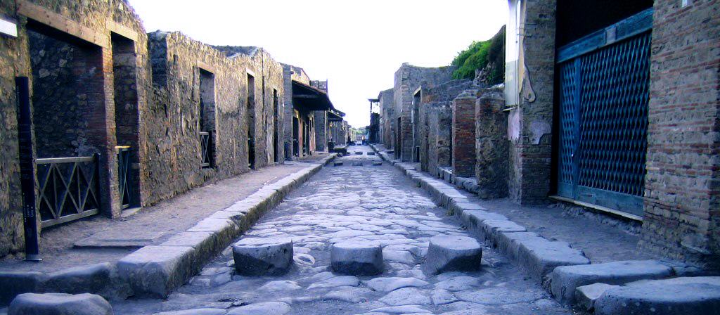 Calle pincipal con "pasos de cebra"