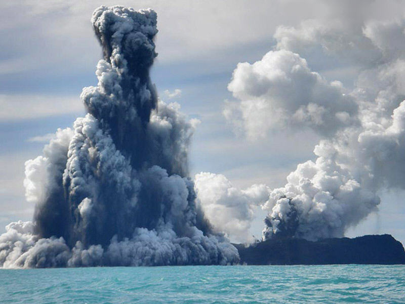 Erupcin surtseyana en Tonga.