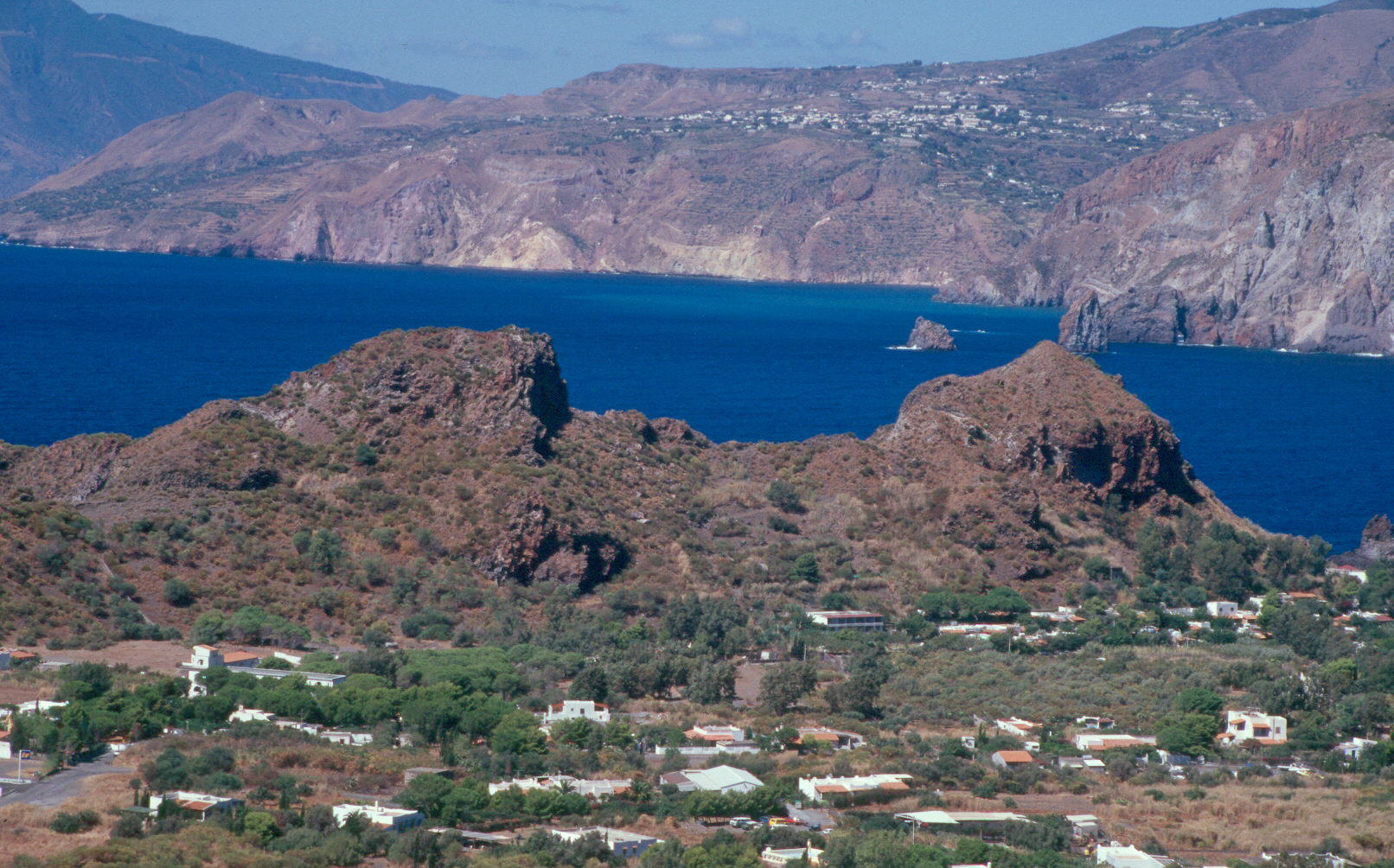 Depsitos antiguos del puerto de Levante. Al fondo, Lpari