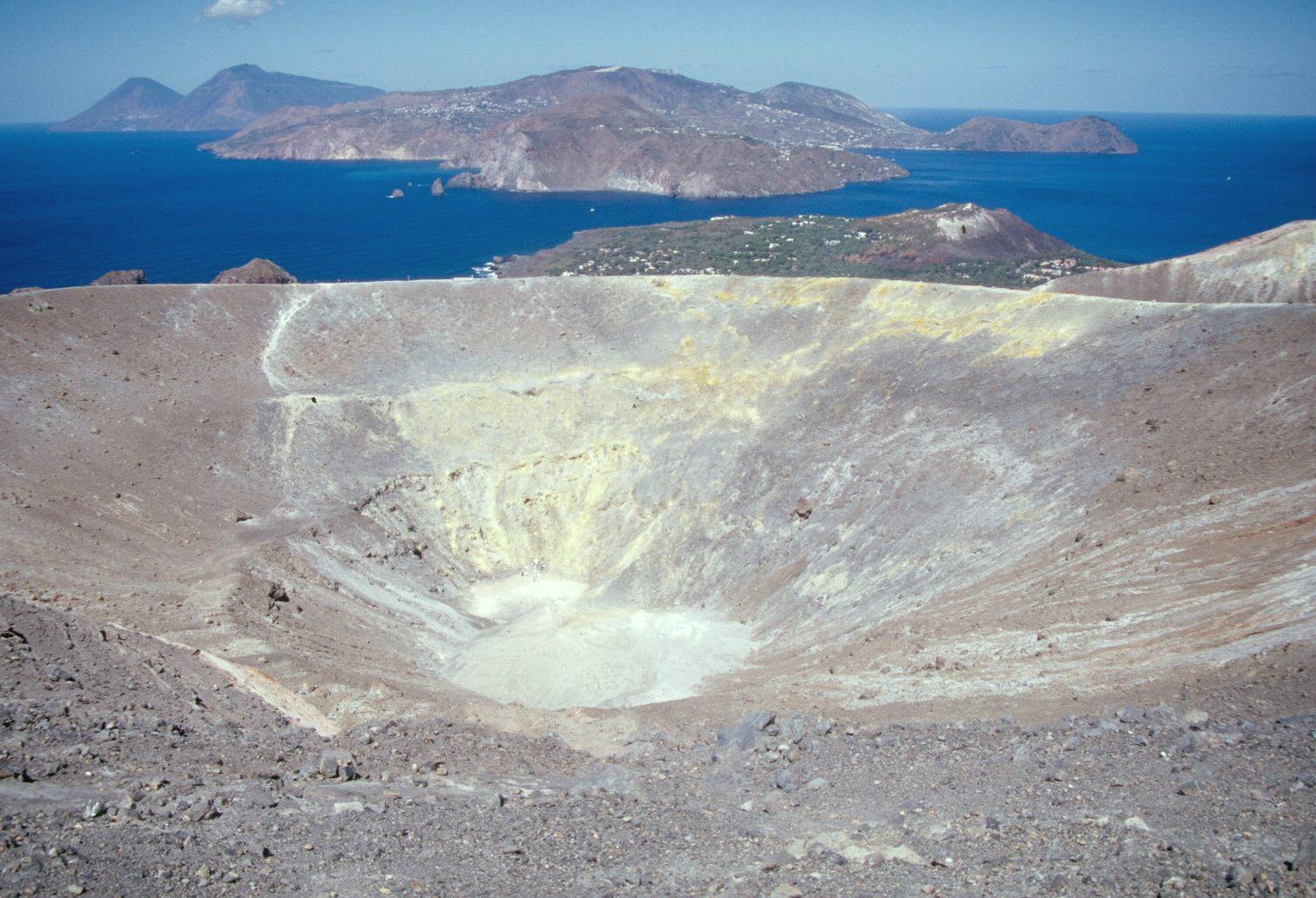 Alineacin de la Fossa de Vulcano con  Vulcanello, Lpari y Salina