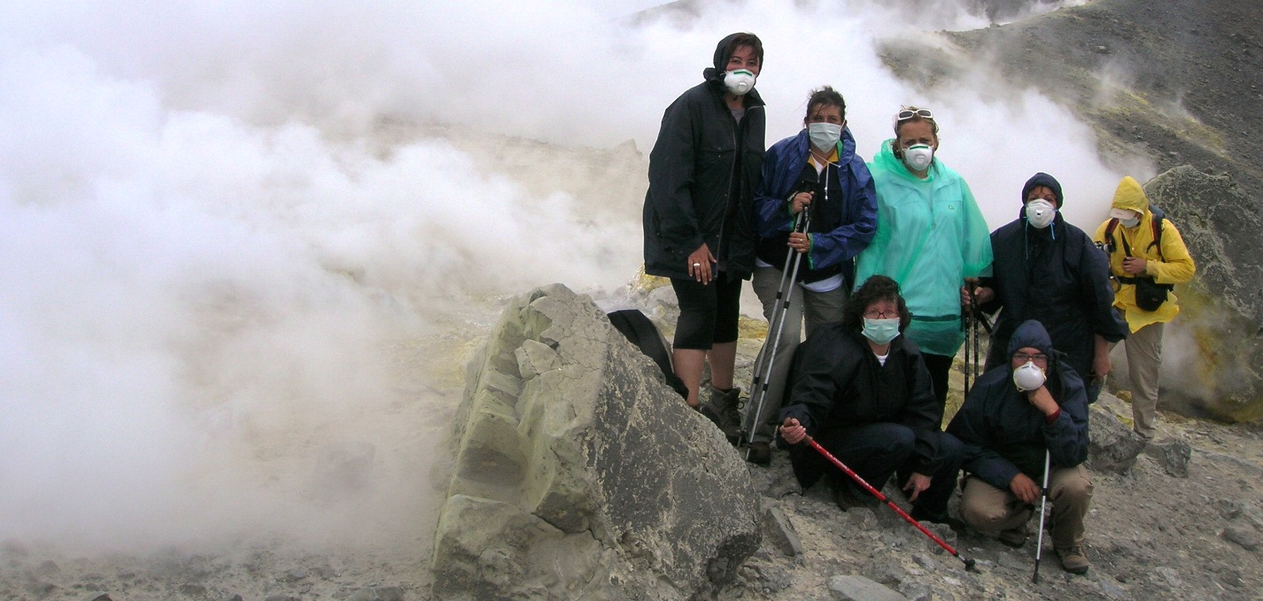 Investigadores de GEOVOL e INVOLCAN realizando trabajos de campo en Vulcano