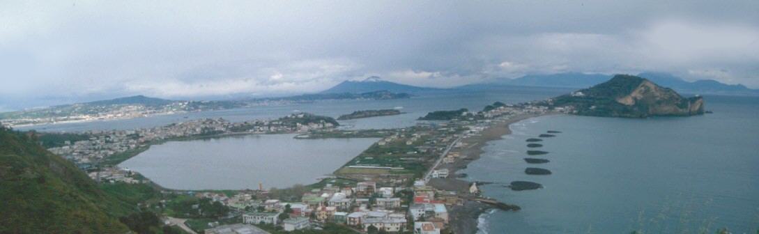 Baha de Npoles desde el Monte de Procida con el  Vesubio y los Apeninos en el horizonte