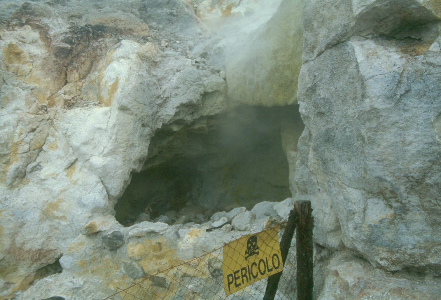Emisin de vapores txicos en La Solfatara