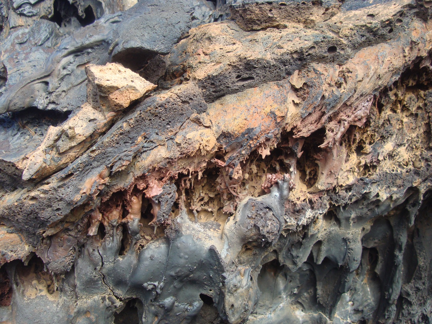 Goterones en un tubo de lava