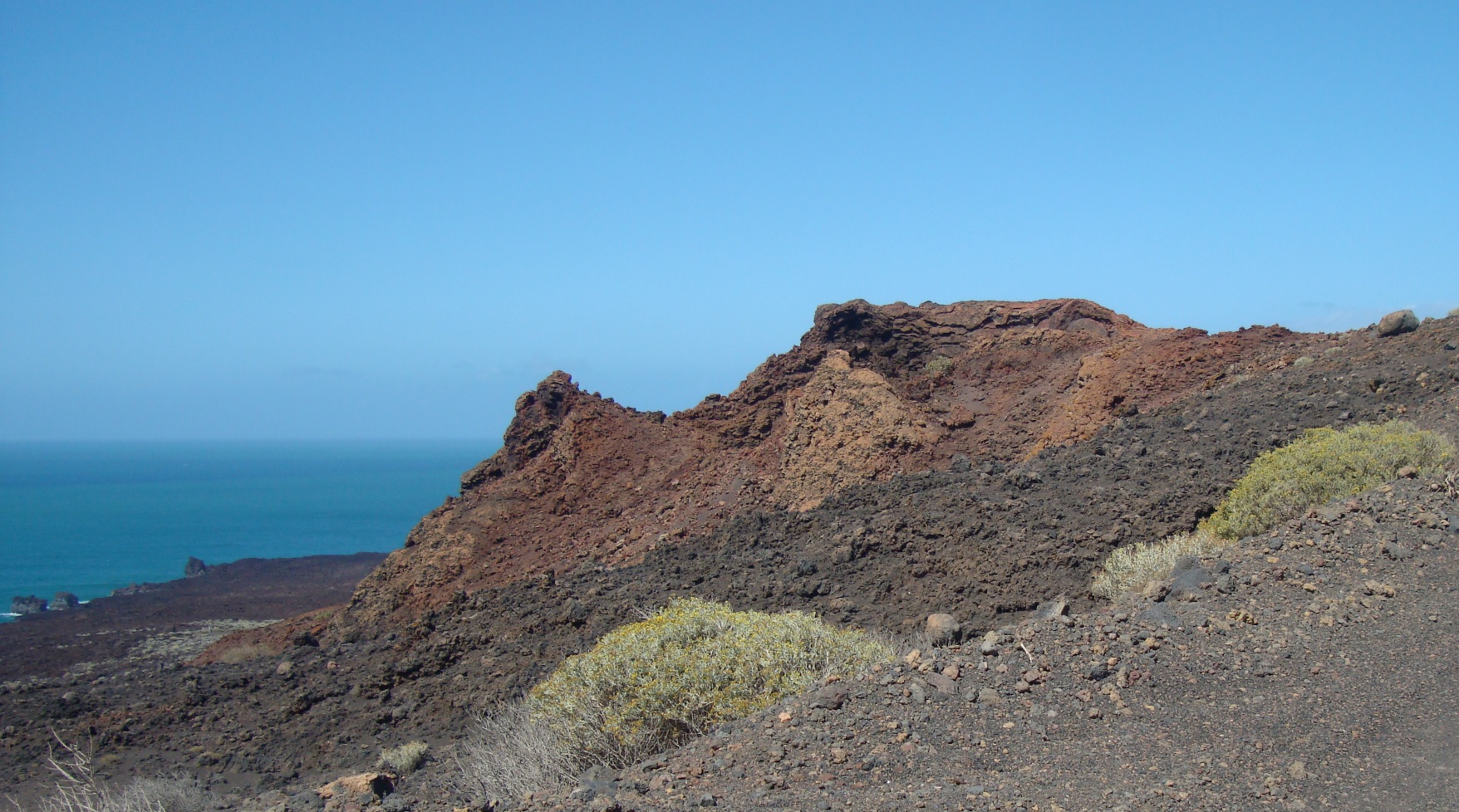 Conelete de spatter y coladas sobre la isla baja de Punta de La Sal