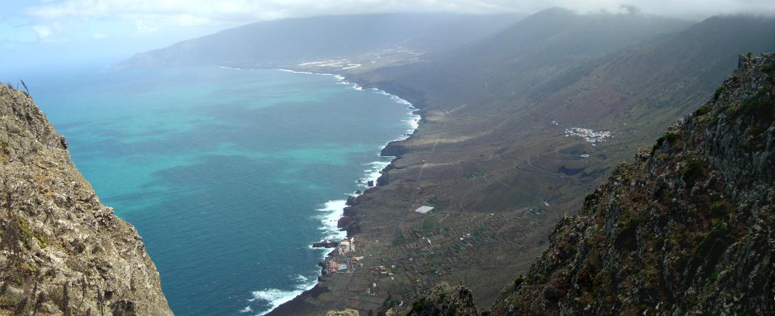 Zona oriental de El Golfo. En el centro el Tanganasoga envuelto en niebla