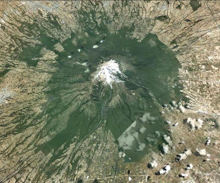 Volcn La Malinche. Cima cubierta de nieve y los dos grandes barrancos con inmensos conos de deyeccin.