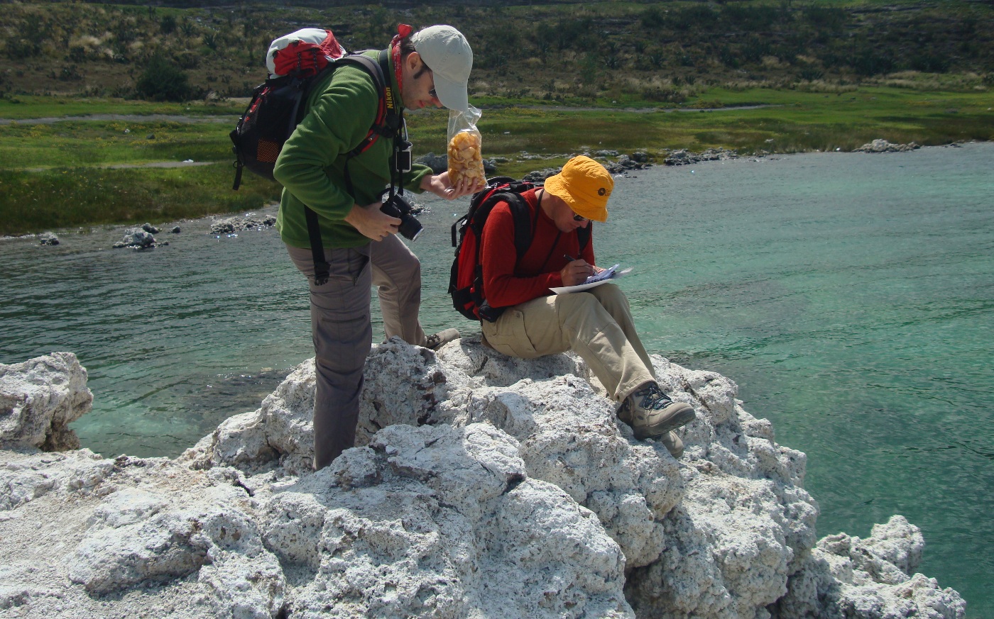 Miembros de GEOVOL e INVOLCN realizando trabajos de campo en los maares de Cuenca de Oriental
