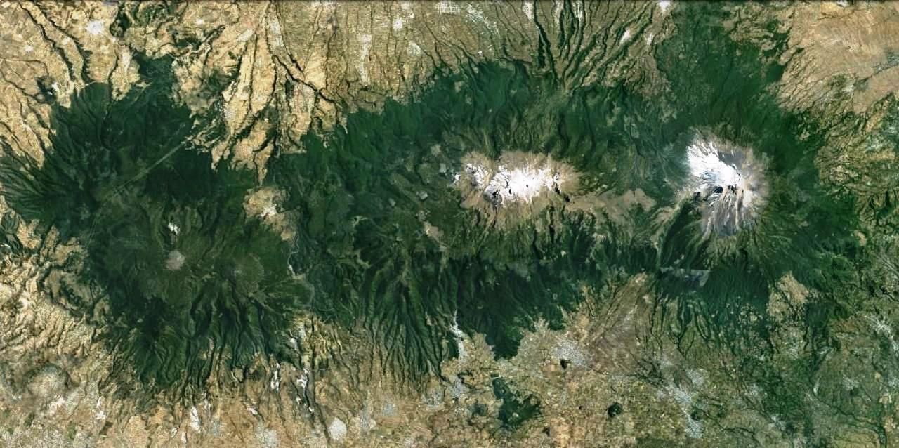 De derecha a izquierda: el Popo, el Itza y el Tlaloc