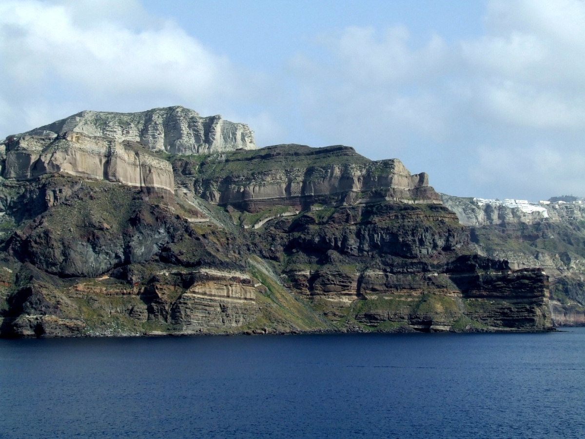 Alternancia de pumitas, piroclastos de cada baslticos, coladas y depsitos finales de la erupcin paroxsmica