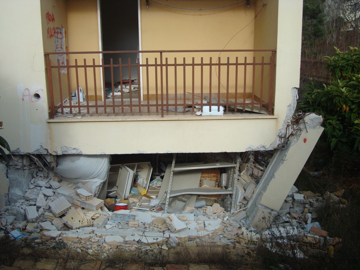 Los fuertes daos estructurales impiden la reconstruccin