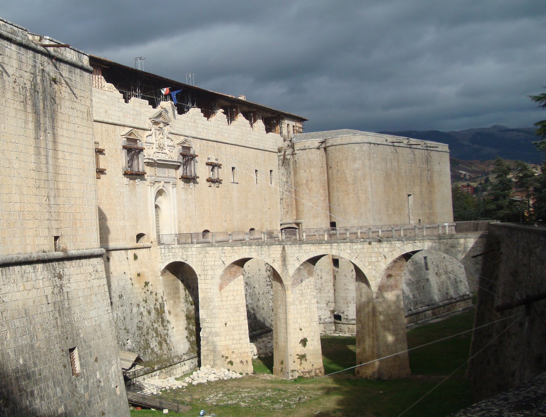 Daos en zonas recientemente restauradas del castillo de L' Aquila