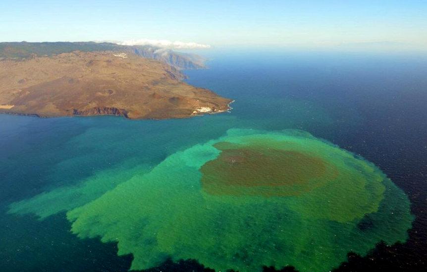 En estas imgenes puedes ve la mancha de gases de la erupcin de 2011 en El Hierro y sus piroclastos "humeantes" 