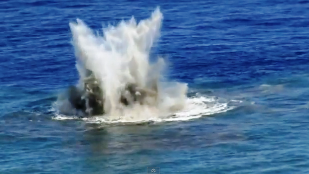 Chorros de vapor y piroclastos de una erupcin submarina a poca profundidad, y una gran burbuja formada en la erupcin de El Hierro