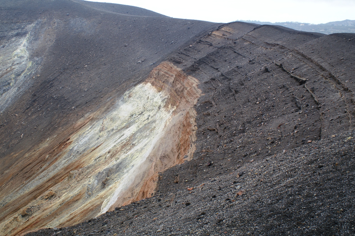 Pared del crter con procesos recientes de deslizamiento