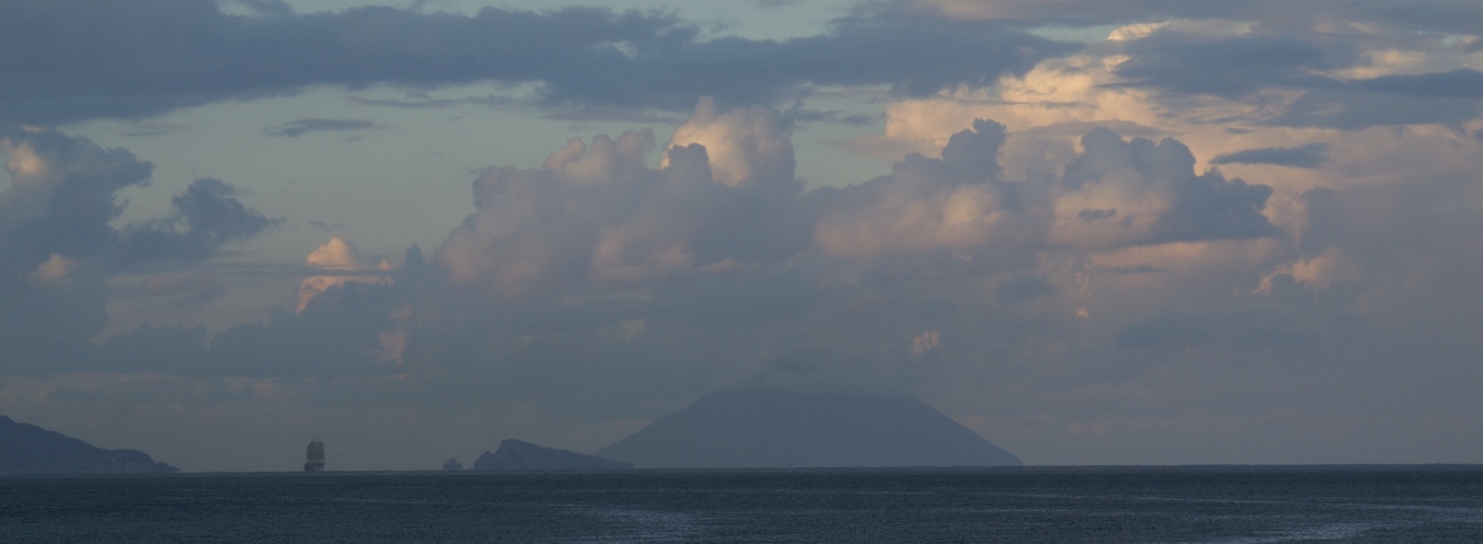 Llega la noche y el barco pirata
