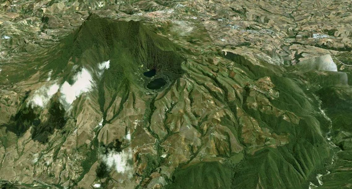 Monte Vulture. Imagen Google del crter de Monticchio y sus maares