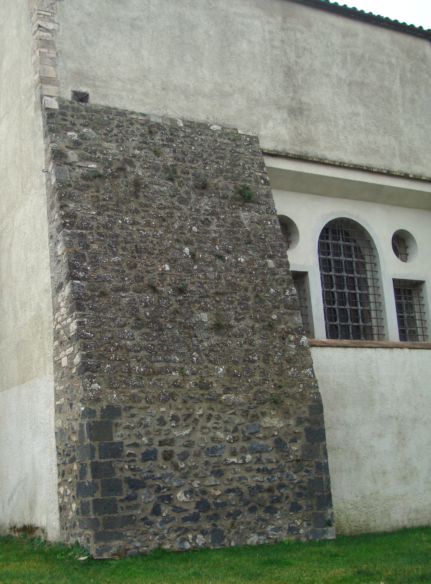 Contrafuerte en la iglesia de Melfi